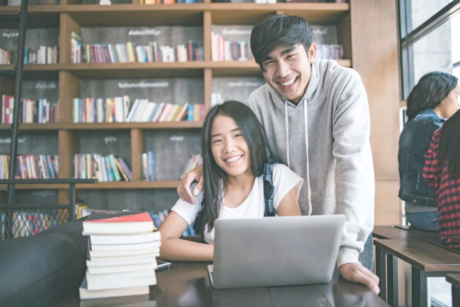 Presentación de resultados financieros en reunión de estrategia empresarial